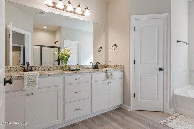 Building Photo - 124 Lightbourne Dr