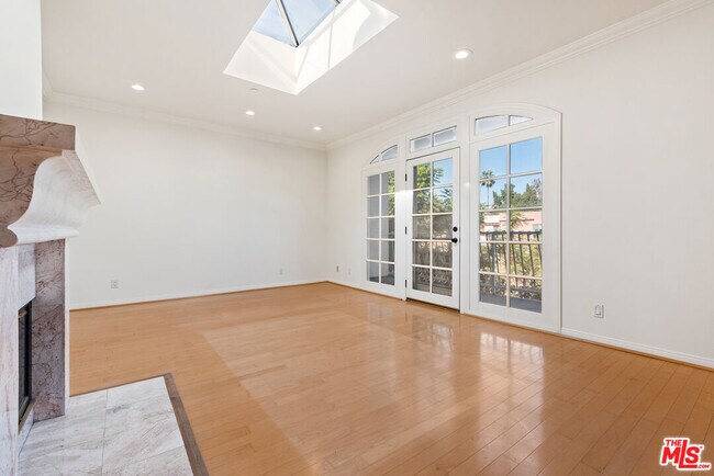 Building Photo - 2025 S Beverly Glen Blvd