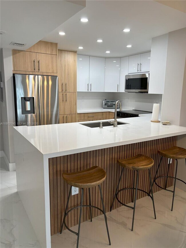 Building Photo - 5701 Collins Ave