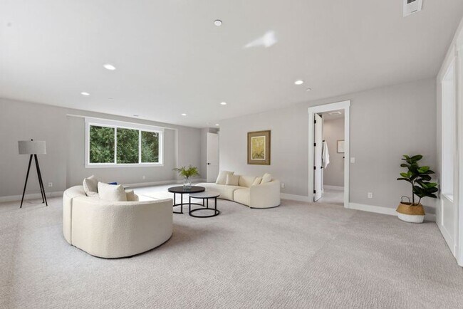 Building Photo - Luxury Bellevue Estate in Prestigious Bridle Trails For Rent