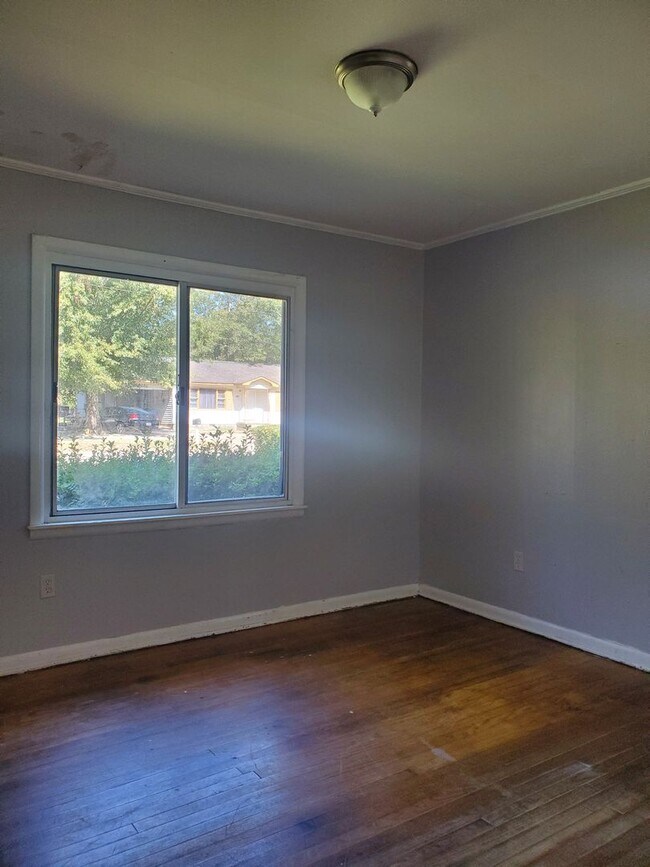 Building Photo - 710 Linwood Ave