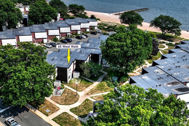 Building Photo - 65 W Walk