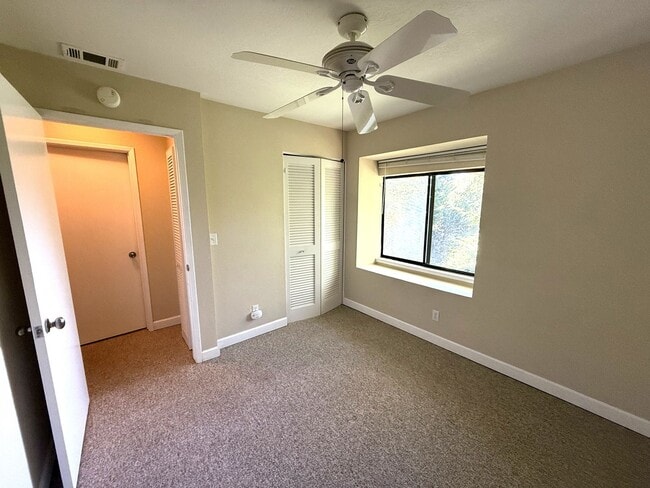 Building Photo - UPPER END UNIT TWO BED / TWO BATH CONDO IN MEADOW OAKS