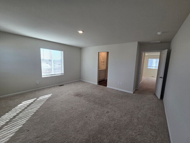 Building Photo - Like new 3 bedroom 2.5 bath with loft