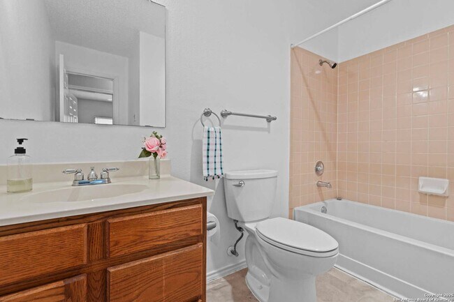 Building Photo - Nicely Updated 3-Bedroom in Northwest Cros...
