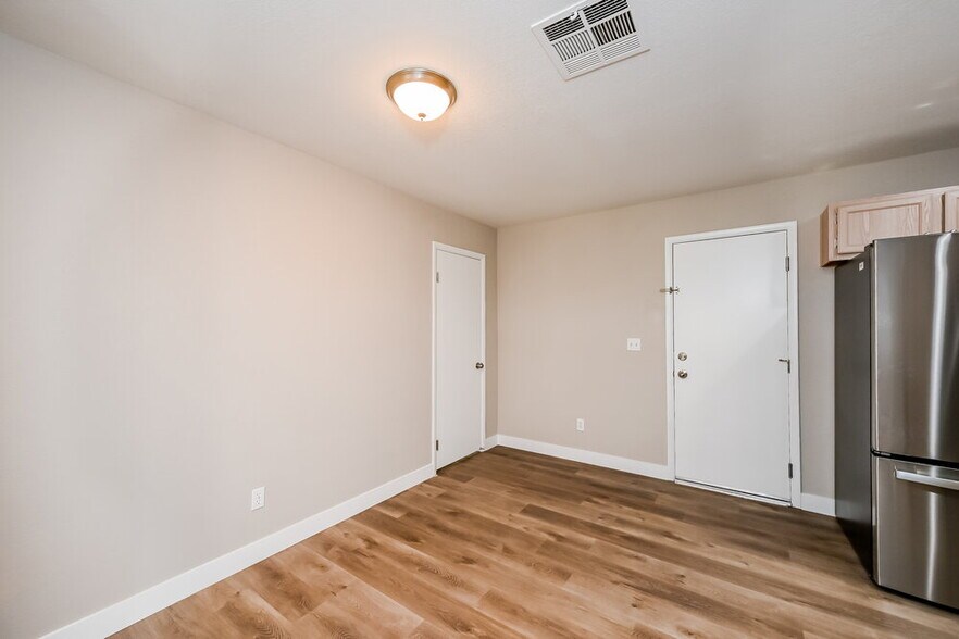 Building Photo - 5594 Calais Ct