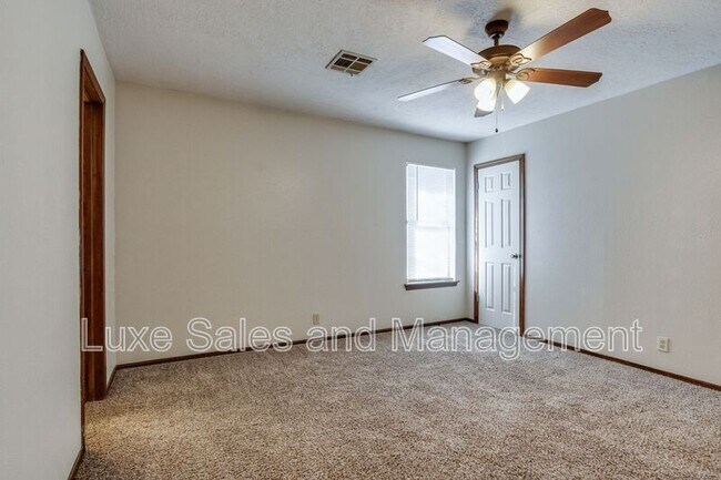 Building Photo - 6004 Paramount Dr