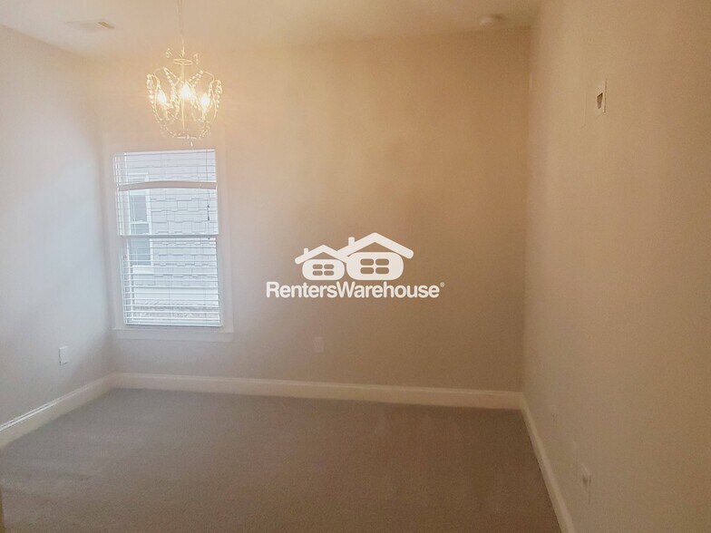 Building Photo - 922 Canterbury Ln NE