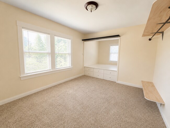 Building Photo - Spacious 5 Bedroom Home in N Portland with Hardwood Floors, Huge Basement & Fenced Yard!