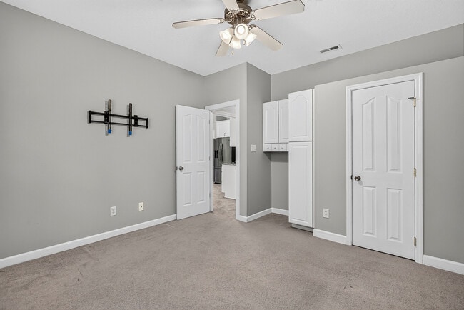 Building Photo - 217 Stagecoach Dr