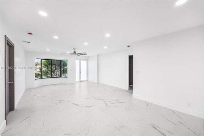 Building Photo - 218 SE 2nd St