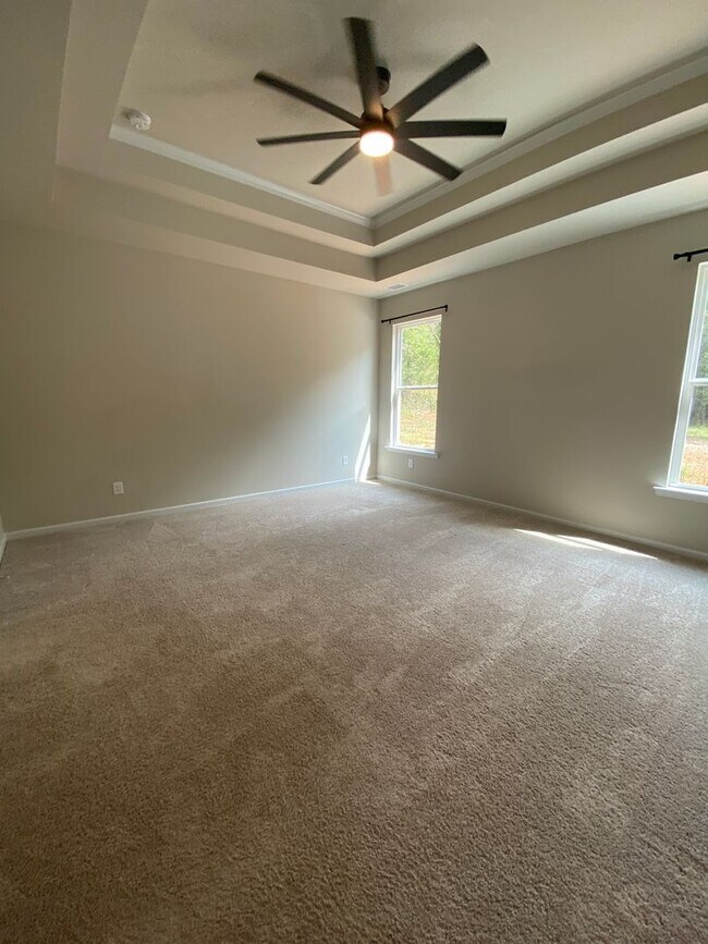 Building Photo - SPECIAL: HALF OFF FIRSTS MONTH RENT! Lovel...