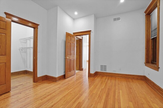 Building Photo - 713 W Wrightwood Ave