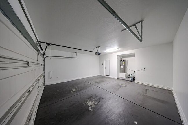 Building Photo - Welcome to this spacious 4 bedroom, 2.5 ba...