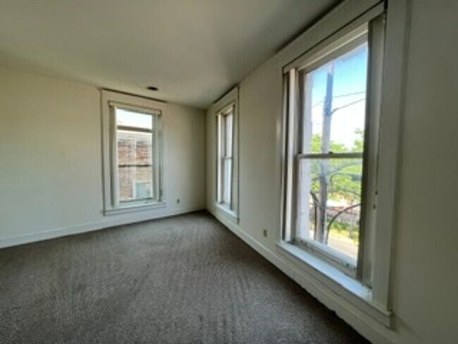 Building Photo - 1 Bedroom + Office Space in Emmaus