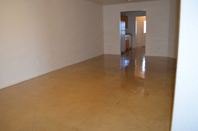 Building Photo - 928 Rosewood Dr