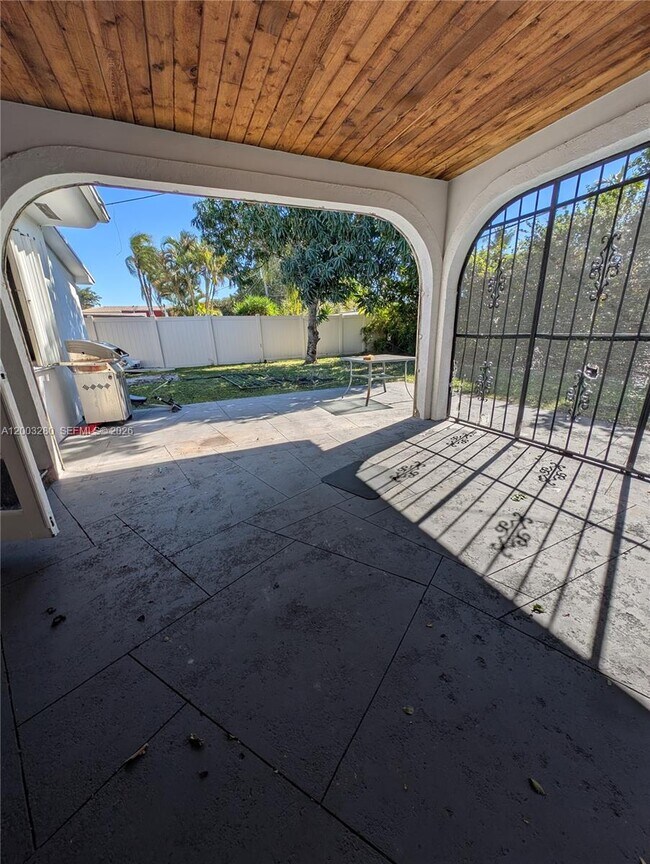 Building Photo - 1900 NE 186th Dr