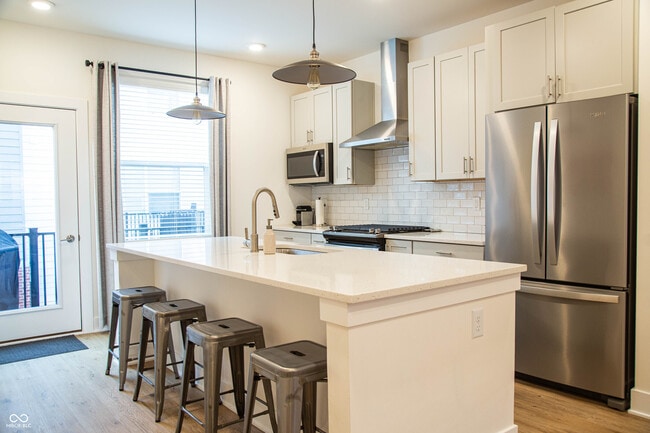 Building Photo - 743 Bates St