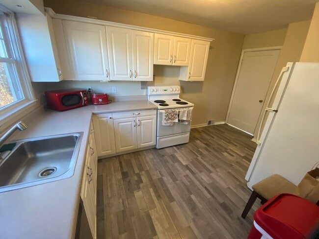 Building Photo - 106 W 20th St