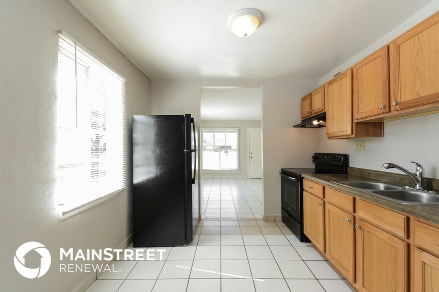 Building Photo - 4325 S 15th Ave