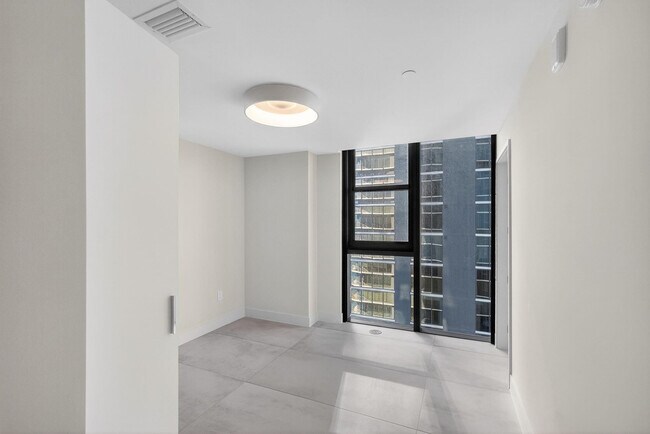 Building Photo - 700 NE 24th St