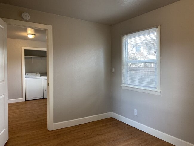 Building Photo - STUDENTS WELCOME! One-Bedroom Bungalow 1 Block from CSU!