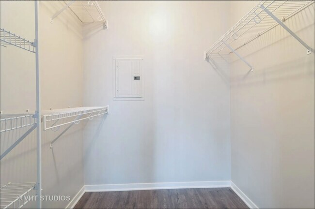 Building Photo - 400 N La Salle Dr