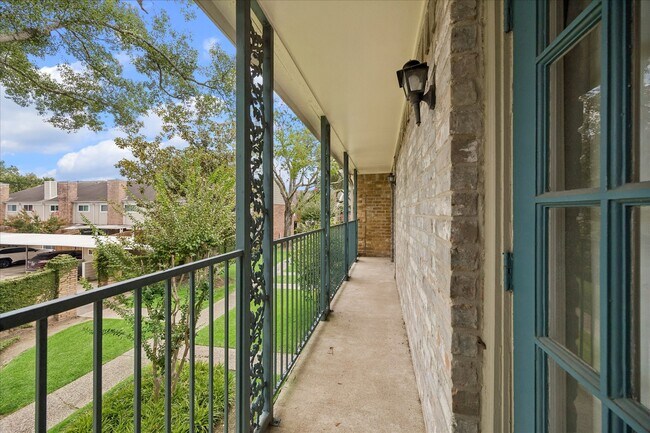 Building Photo - 1617 W Sam Houston Pkwy S