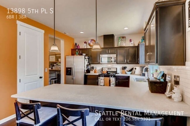 Building Photo - Burien - Rare 6 Bedroom Home Hidden Betwee...