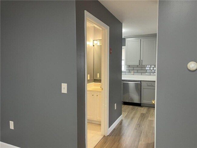 Building Photo - 11 Newcomb St