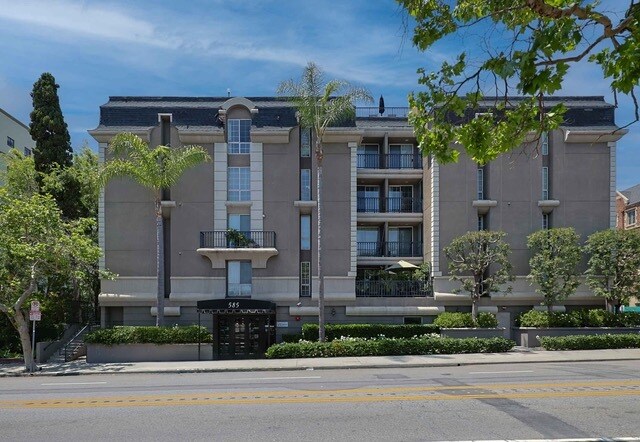 Building Photo - 585 N Rossmore Ave