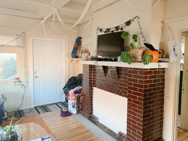 Building Photo - PRELEASING: Bay view 4 Bdrm/1.5 bath on High St!