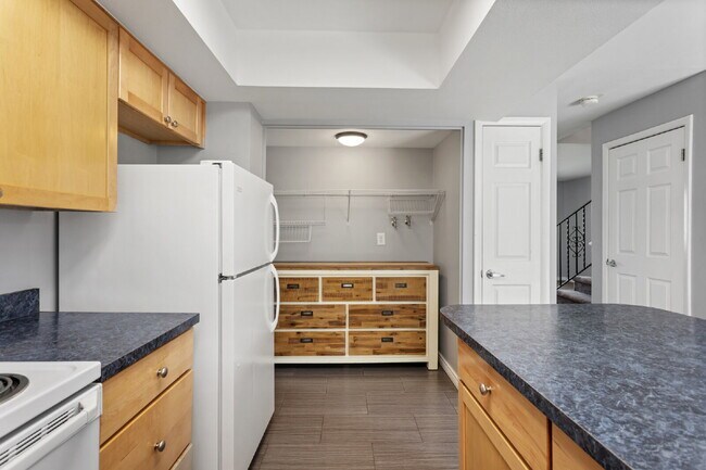 Building Photo - Southgelnn Townhome - 3 Bedrooms - 3 Bathr...