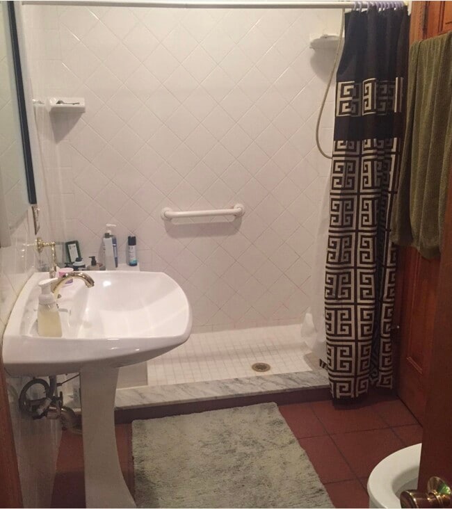 Bathroom w/shower - 919 S Aiken Ave
