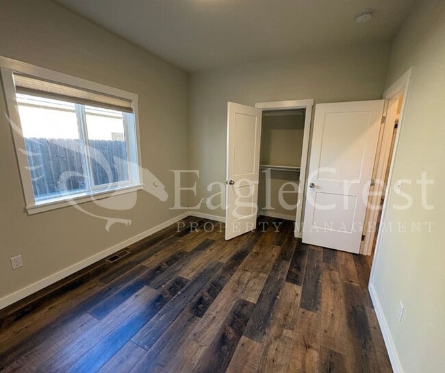 Building Photo - Three Bedroom, Two Bathroom Home in Eastgate