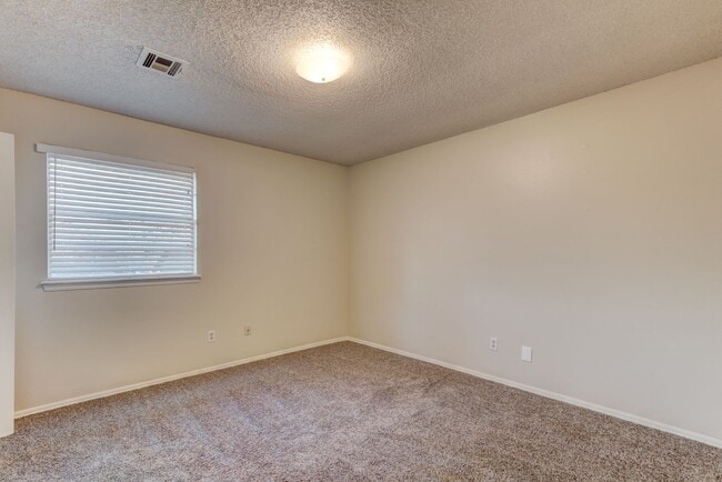 Building Photo - 3 bed 1.5 bath duplex in Midwest City