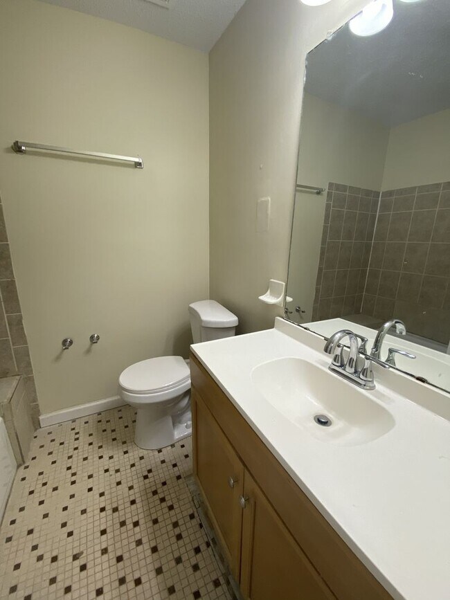 Building Photo - 4532 Hillside Dr