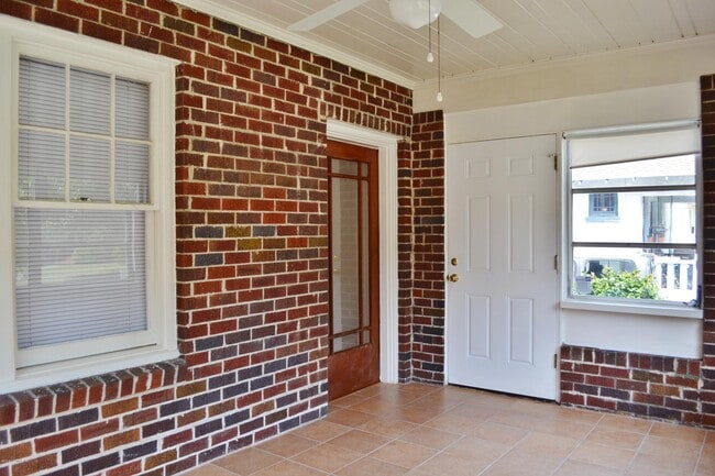 Building Photo - 2559 Dellwood Ave