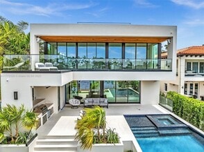 Building Photo - 9056 Bay Dr