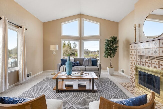 Building Photo - Beautiful 5 bedroom/3bath home with a pool