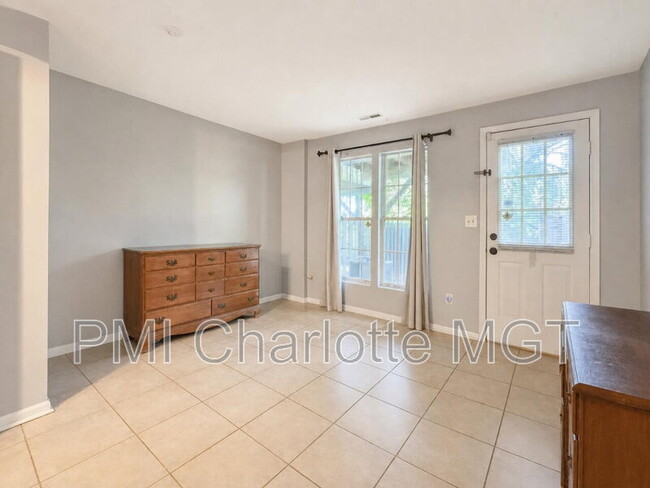 Building Photo - 654 Lex Dr