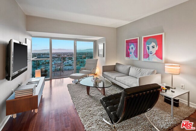 Building Photo - 13700 Marina Pointe Dr