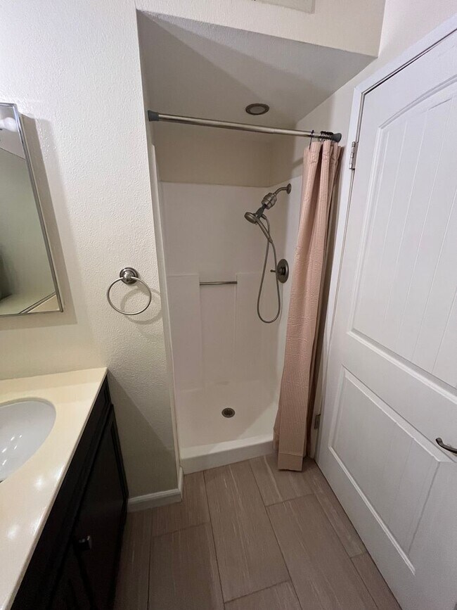 Building Photo - Darling 2+2 Condo W/Views + Amenities in g...