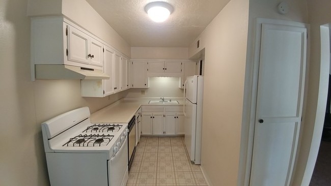 Building Photo - Great Size 1 Bedroom 1 Bath Available Now !!!