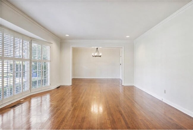 Building Photo - 2509 Sharondale Dr NE