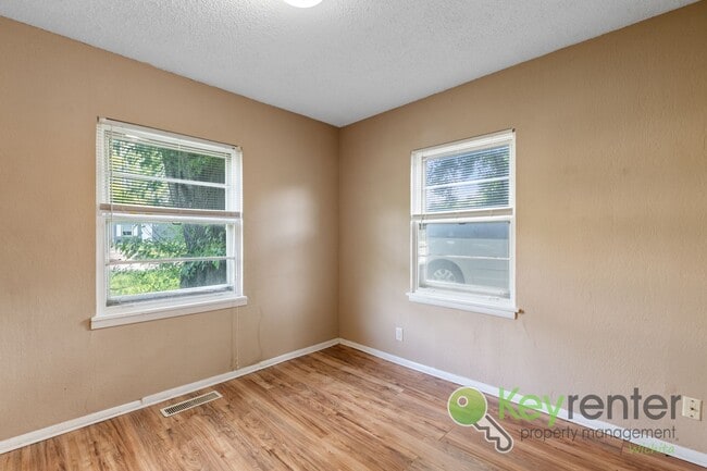 Building Photo - Cute 3 bedroom house near shopping, restau...
