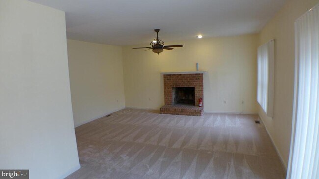 Building Photo - 10008 Manor Pl