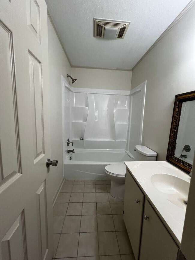Building Photo - 4 Bedroom, 2 Bathroom, large yard, 2 car c...
