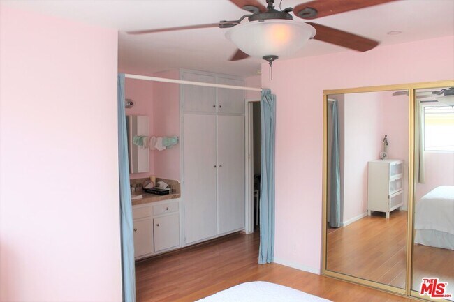 Building Photo - 2501 W Redondo Beach Blvd