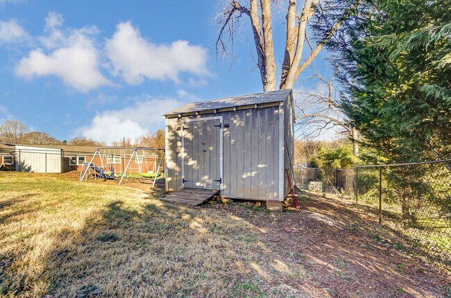Building Photo - Beautifully Updated 4-Bed, 2.5-Bath Ranch Home in Belmont